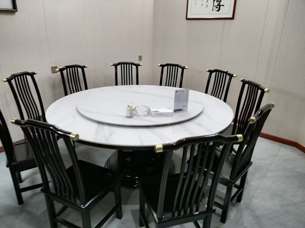 岩板桌子